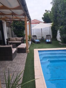 Casa en venta Quilicura: piscina y pérgola con sector de living exterior en el patio