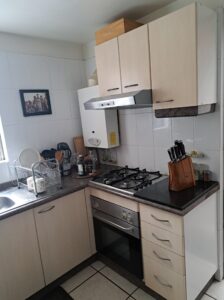 Cocina equipada con cocina a gas, horno y muebles, casa en venta en Quilicura