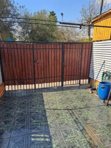 Patio con portón de acceso de casa en venta en Quilicura